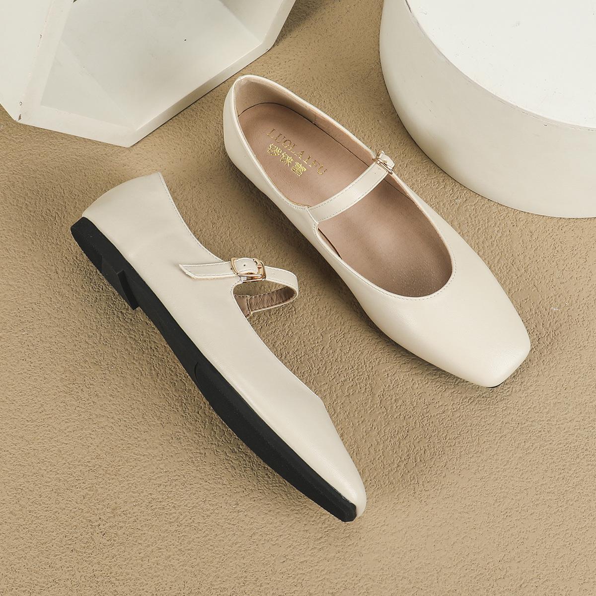 Жіночі балетки Mary Jane Повсякденні балетки Прогулянкові туфлі з квадратним носком і ремінцем на щиколотці Стильні зручні робочі весільні балетки зі штучної шкіри 43 білий
Жіночі балетки Mary Jane Повсякденні балетки Прогулянкові туфлі з квадратним носком і ремінцем на щиколотці Стильні зручні робочі весільні балетки зі штучної шкіри 43 білий