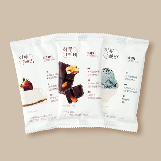 Daily protein bar 45g, choose 1 of 3 (cacao/black sesame/cheese berry), Korean snacks Daily Protein Bar Black Sesame 45g
Daily protein bar 45g, choose 1 of 3 (cacao/black sesame/cheese berry), Korean snacks Daily Protein Bar Black Sesame 45g
