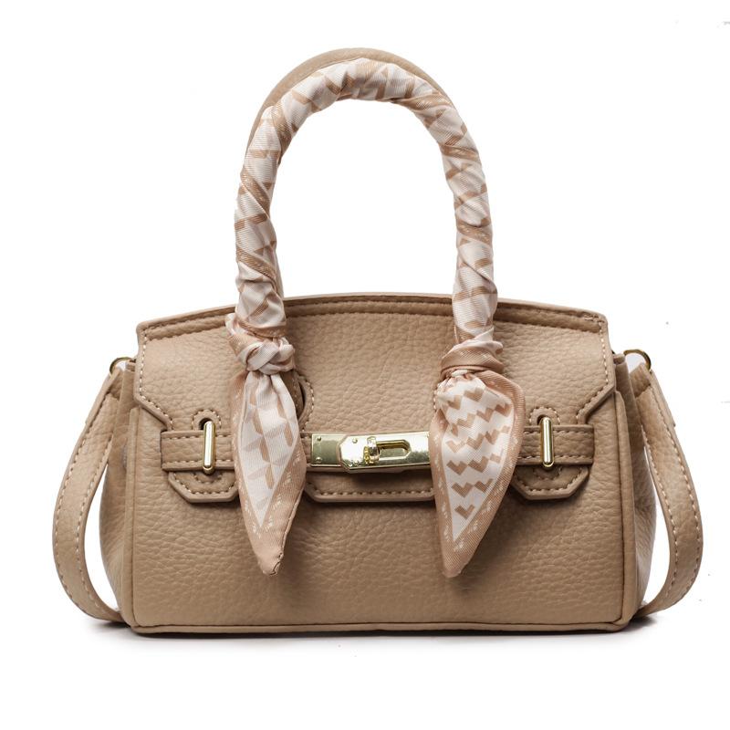 Korean temperament gentle style simple light luxury portable platinum bag women commute to work advanced sense versatile messenger bag
Korean temperament gentle style simple light luxury portable platinum bag women commute to work advanced sense versatile messenger bag