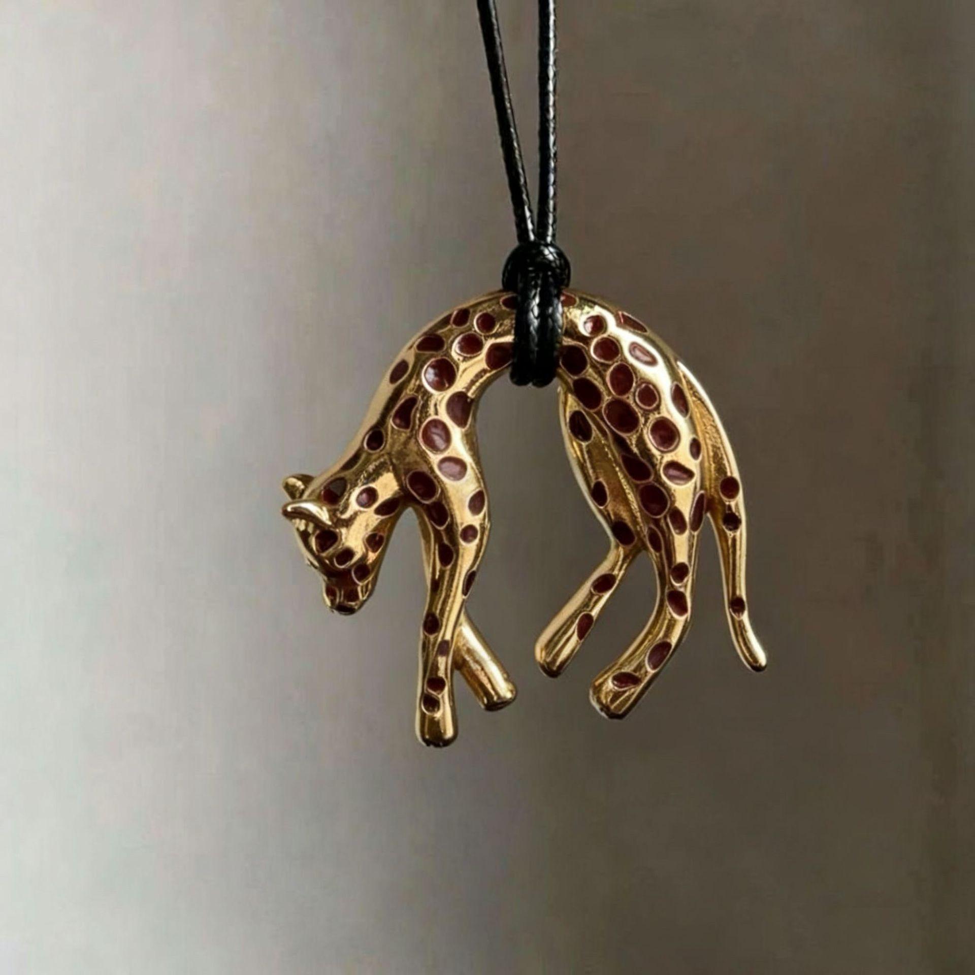 Vintage Creativity Black Gold Enamel Leopard Pendant Necklace for Women Personalized Charm Sweater Chain Hot Girl Accessory Gold
Vintage Creativity Black Gold Enamel Leopard Pendant Necklace for Women Personalized Charm Sweater Chain Hot Girl Accessory Gold