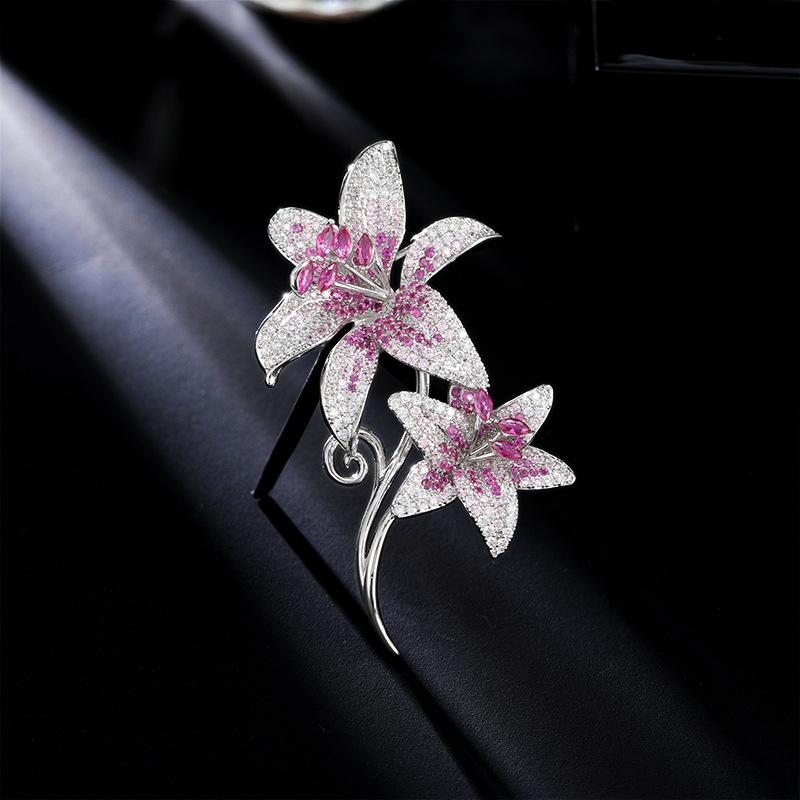 Women s Light Luxury Design Elegant Inlaid Zircon Lily Flower Brooch Fashionable And Versatile Niche Design Brooch
Women s Light Luxury Design Elegant Inlaid Zircon Lily Flower Brooch Fashionable And Versatile Niche Design Brooch