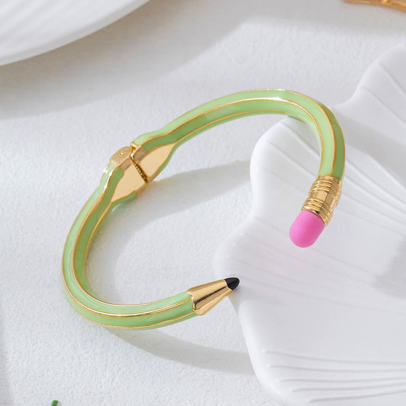 A Stylish Jewelry Piece Featuring a Three-Dimensional Pencil Design with a Spring Opening Perfect As a Gift зелёный
A Stylish Jewelry Piece Featuring a Three-Dimensional Pencil Design with a Spring Opening Perfect As a Gift зелёный