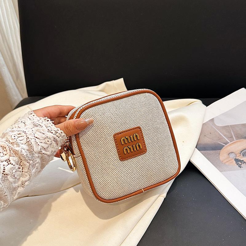 Vintage Canvas & Metal Label Makeup and Toiletry Clutch Bag (2025) коричневий
Vintage Canvas & Metal Label Makeup and Toiletry Clutch Bag (2025) коричневий