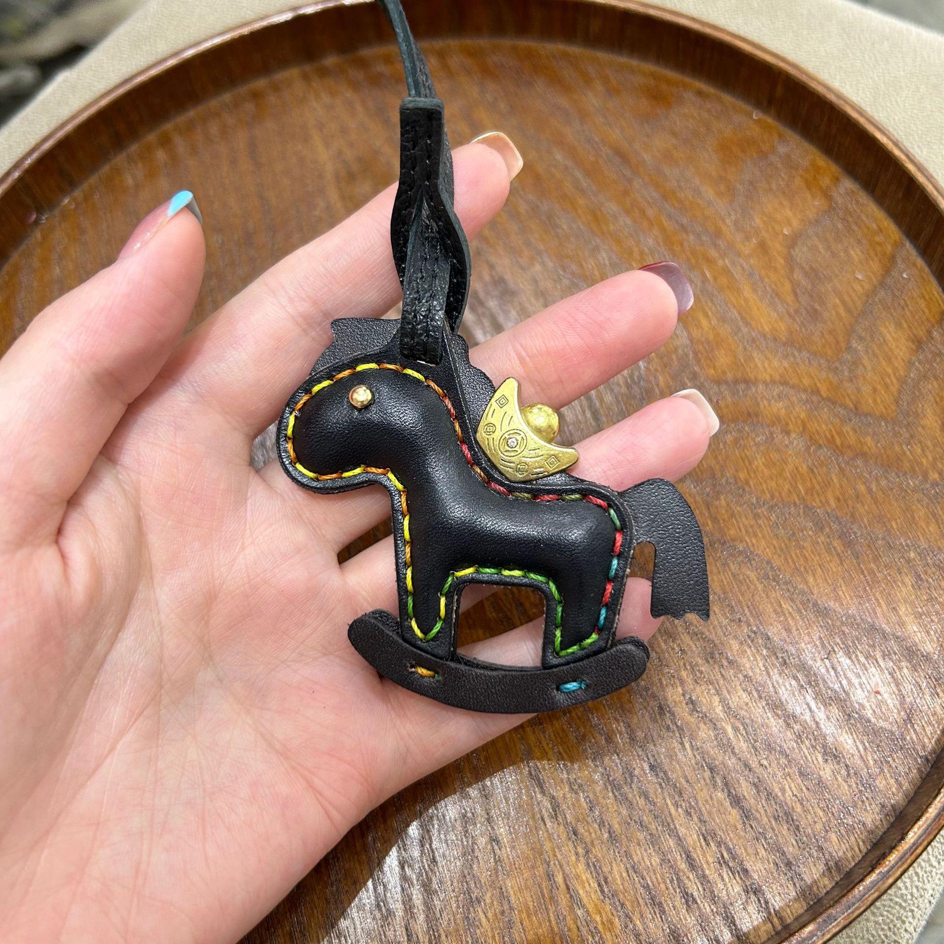 First Layer Cowhide Immediately Money Gold Ingots Hanging Bags Ponies Pendants Key Clasps Hand Sewn Small Wooden Horses Gift Decorations чёрный
First Layer Cowhide Immediately Money Gold Ingots Hanging Bags Ponies Pendants Key Clasps Hand Sewn Small Wooden Horses Gift Decorations чёрный
