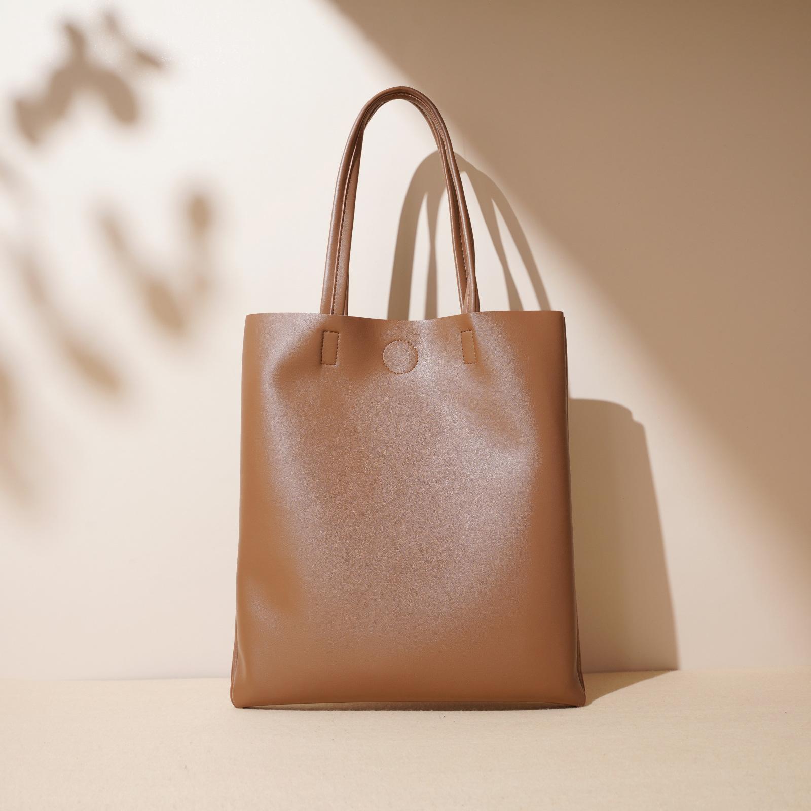 Large Tote Simple Niche Design Large Capacity Shoulder Bag Commuting Business Travel Leisure Versatile
Large Tote Simple Niche Design Large Capacity Shoulder Bag Commuting Business Travel Leisure Versatile