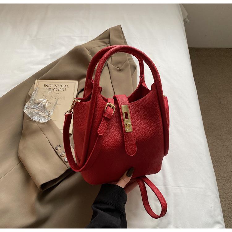 Стиль Майяр 2025 новая современная ретро наплечная сумка темпераментная на плечо кроссбоди сумка-ведро ручная сумка женская бордовый
Стиль Майяр 2025 новая современная ретро наплечная сумка темпераментная на плечо кроссбоди сумка-ведро ручная сумка женская бордовый