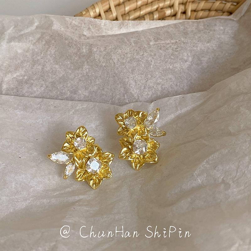 Light luxury temperament, flower ear clips, niche high-end sense, exquisite zircon metal stud earrings, mosquito coil disc, women s earless earrings.
Light luxury temperament, flower ear clips, niche high-end sense, exquisite zircon metal stud earrings, mosquito coil disc, women s earless earrings.