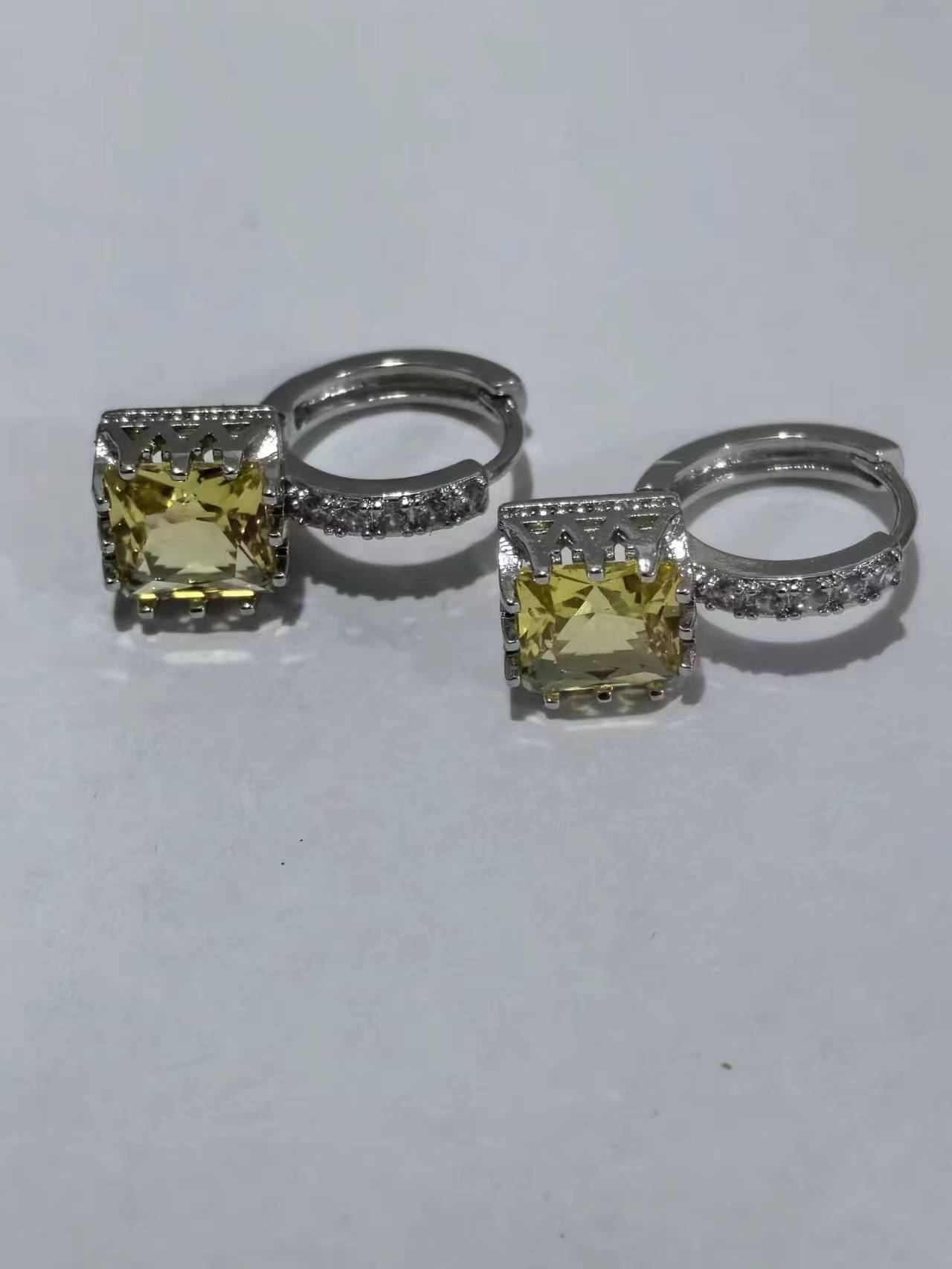 Earrings new trendy Korean temperament Internet celebrity ear hanging simple ear buckle women s sugar stud earrings fashion sense earrings жовтий
Earrings new trendy Korean temperament Internet celebrity ear hanging simple ear buckle women s sugar stud earrings fashion sense earrings жовтий