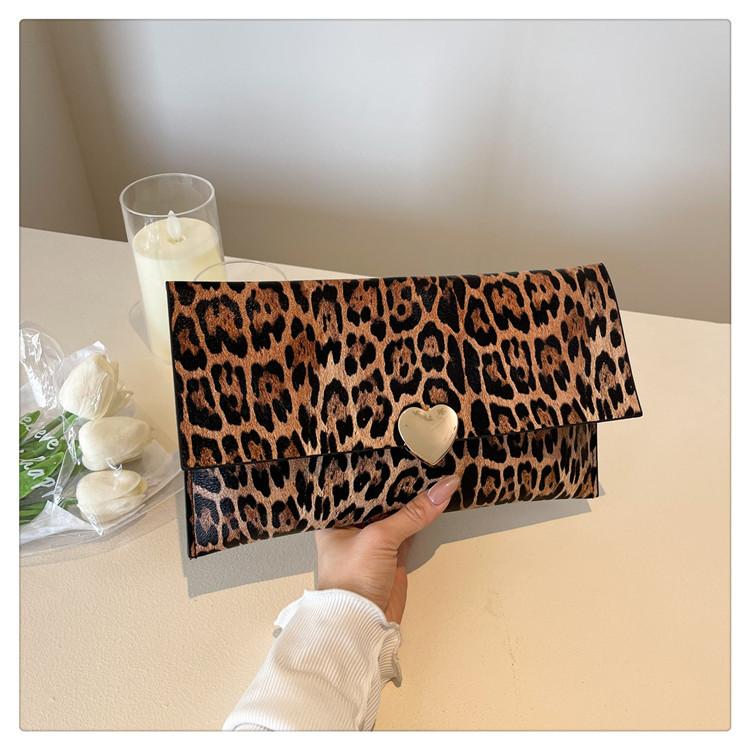 2025 новый персонализированный клатч женский конверт женская сумка клатч корейская версия полосатый модный темпераментная сумка с принтом леопардовый принт коричневый
2025 новый персонализированный клатч женский конверт женская сумка клатч корейская версия полосатый модный темпераментная сумка с принтом леопардовый принт коричневый