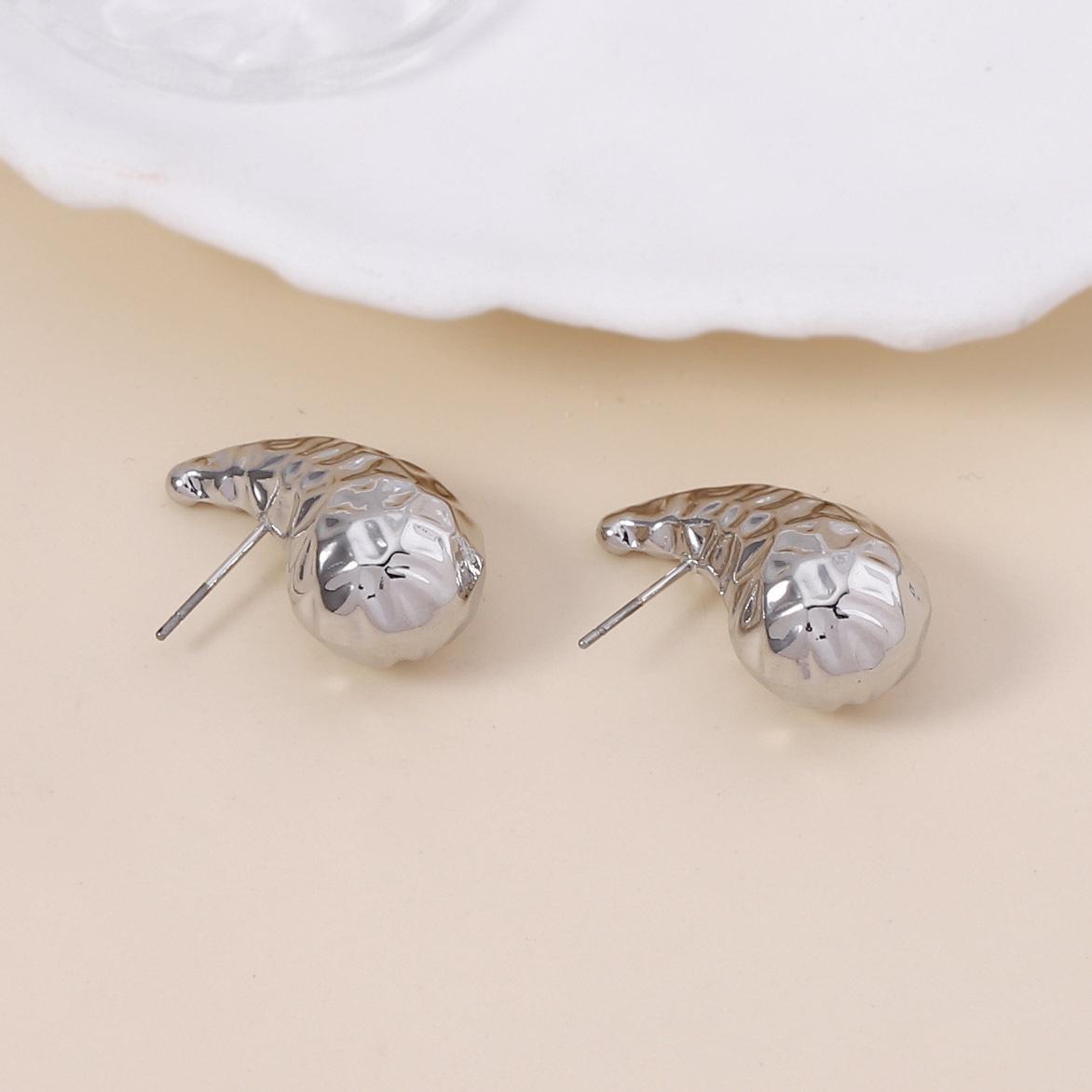 Retro pleated hammer texture, cold style, individual stud earrings, trendy street style, fashionable commuting women s earrings
Retro pleated hammer texture, cold style, individual stud earrings, trendy street style, fashionable commuting women s earrings