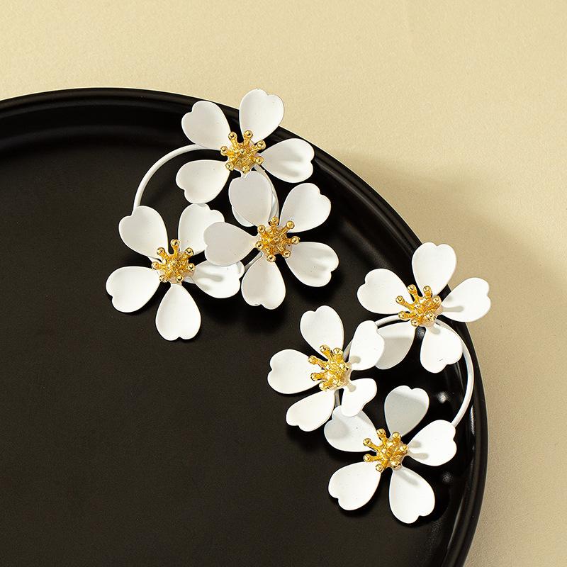 European & American Retro Flower Camellia Winter Earrings - Women s Street Style Studs вино красного
European & American Retro Flower Camellia Winter Earrings - Women s Street Style Studs вино красного