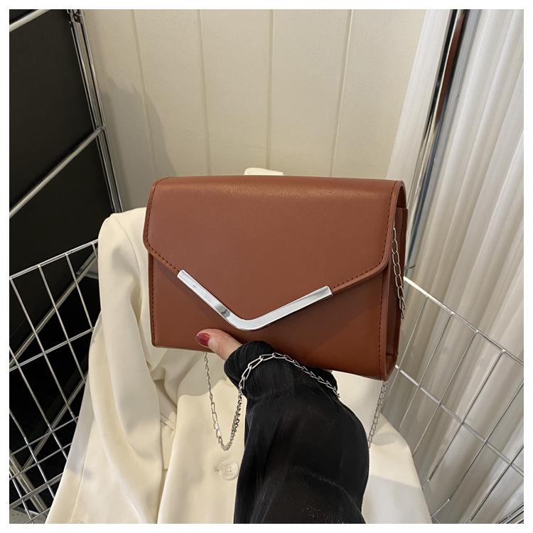 Новая коллекция осень-зима 2025, новая ретро простая модная повседневная V-образная аппаратная цепочка, одноплечная сумка через плечо, маленькая квадратная сумка коричневый