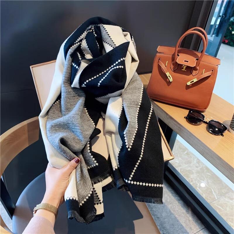 Milin Premium Geometric V-Scarf
Milin Premium Geometric V-Scarf