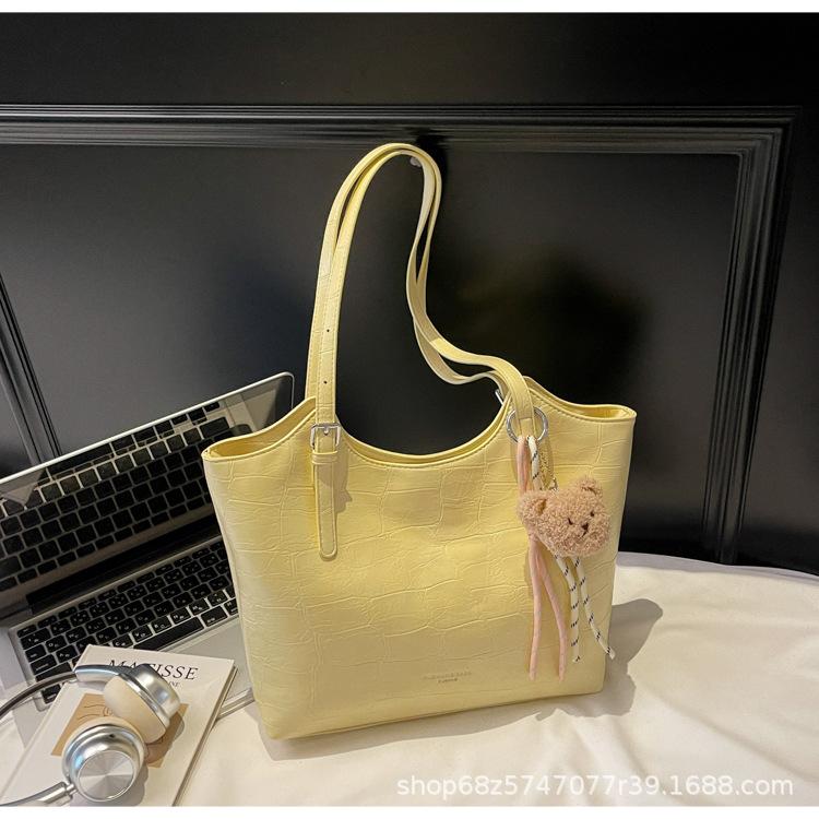 Simple and large-capacity tote bag women s bag 2025 new casual versatile shoulder bag simple texture underarm commuter bag жёлтый
Simple and large-capacity tote bag women s bag 2025 new casual versatile shoulder bag simple texture underarm commuter bag жёлтый