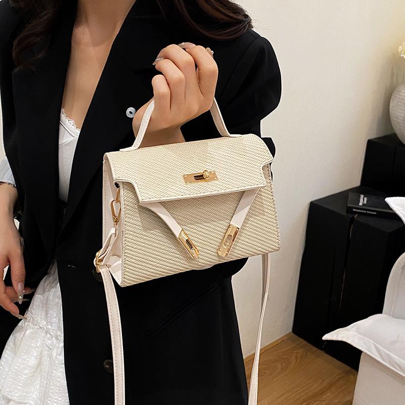 Handbag 2025 summer new lock fashion women s bag trend line embossed shoulder bag trend elegant messenger bag чёрный
Handbag 2025 summer new lock fashion women s bag trend line embossed shoulder bag trend elegant messenger bag чёрный
