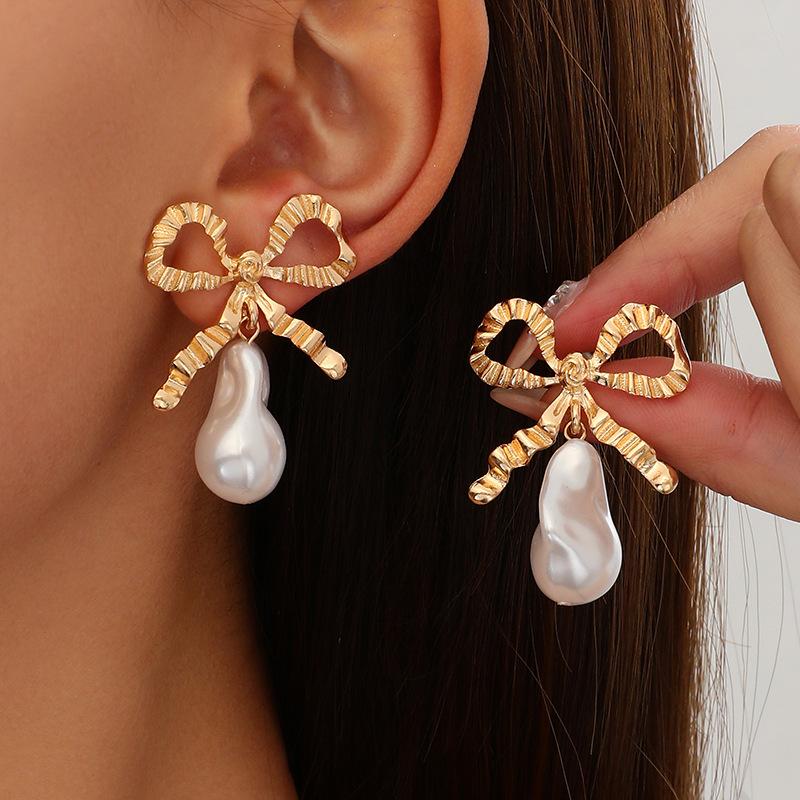 Fashion personality Baroque style metal bow special-shaped imitation pearl fringed pendant women s earrings gift золотой
Fashion personality Baroque style metal bow special-shaped imitation pearl fringed pendant women s earrings gift золотой