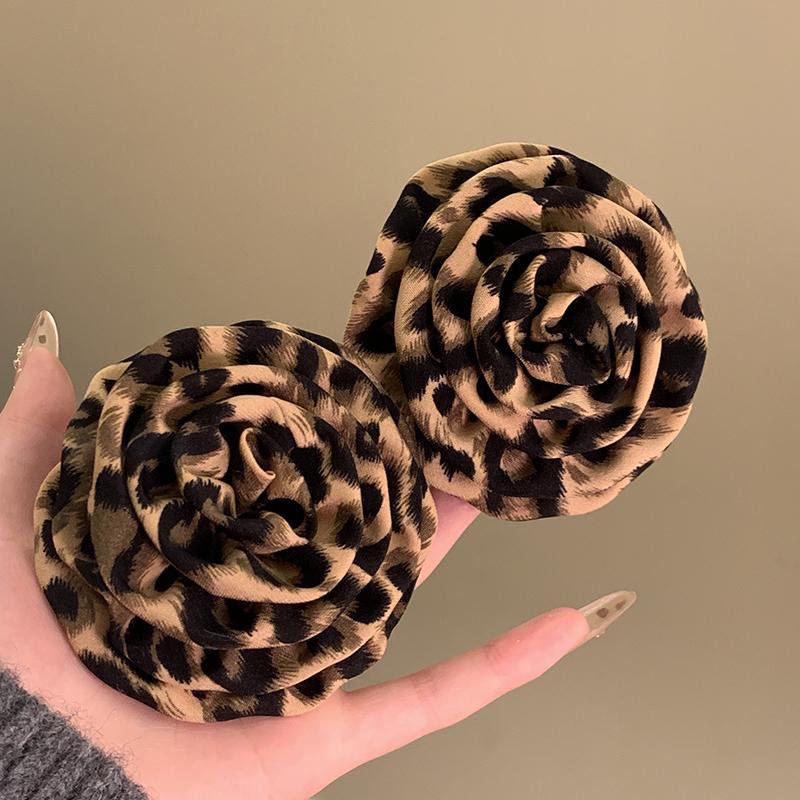Silver needle fabric leopard print flower earrings European and American niche fashion versatile stud earrings retro personality high-end earrings
Silver needle fabric leopard print flower earrings European and American niche fashion versatile stud earrings retro personality high-end earrings