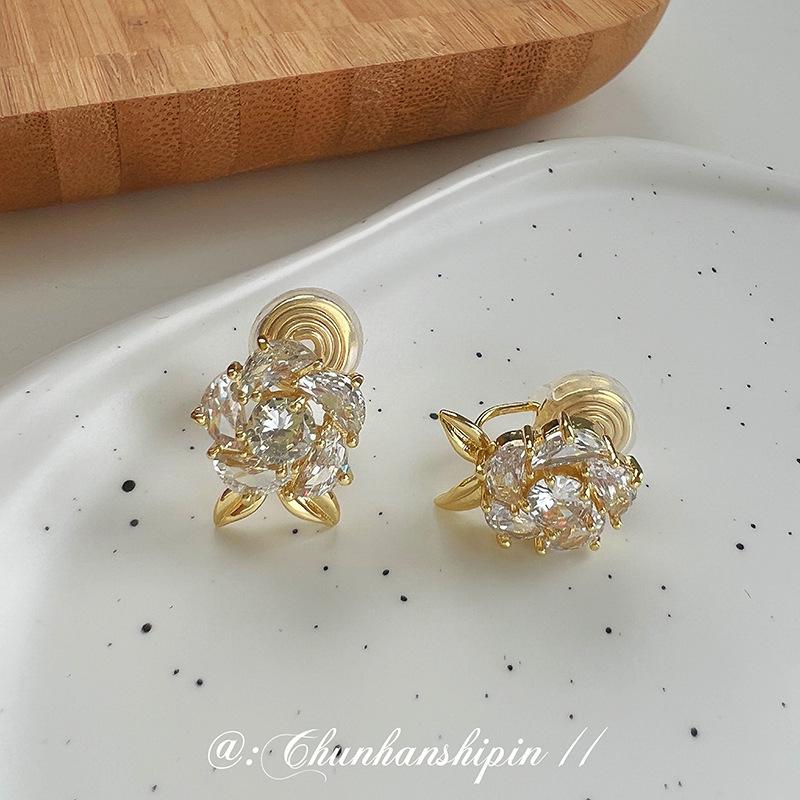 Rose super flash zircon ear clips without ear piercings, high-end heavy industry earrings, fashionable temperament, simple flower stud earrings, women
Rose super flash zircon ear clips without ear piercings, high-end heavy industry earrings, fashionable temperament, simple flower stud earrings, women