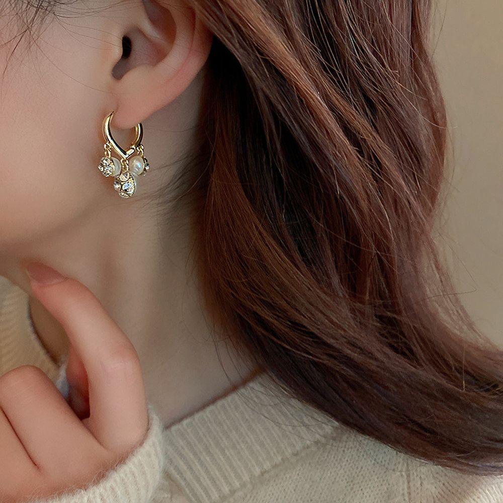 Temperament Lady Korean Earrings Buckle Women Jewelry Accessories Pearl Hoop Earrings Rhinestone
Temperament Lady Korean Earrings Buckle Women Jewelry Accessories Pearl Hoop Earrings Rhinestone