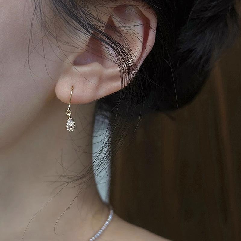 French Zircon Water Drop Earrings: Versatile, Diamond-Studded Ear Cuffs for Women - High-End Minimalist Design Jewelry
French Zircon Water Drop Earrings: Versatile, Diamond-Studded Ear Cuffs for Women - High-End Minimalist Design Jewelry