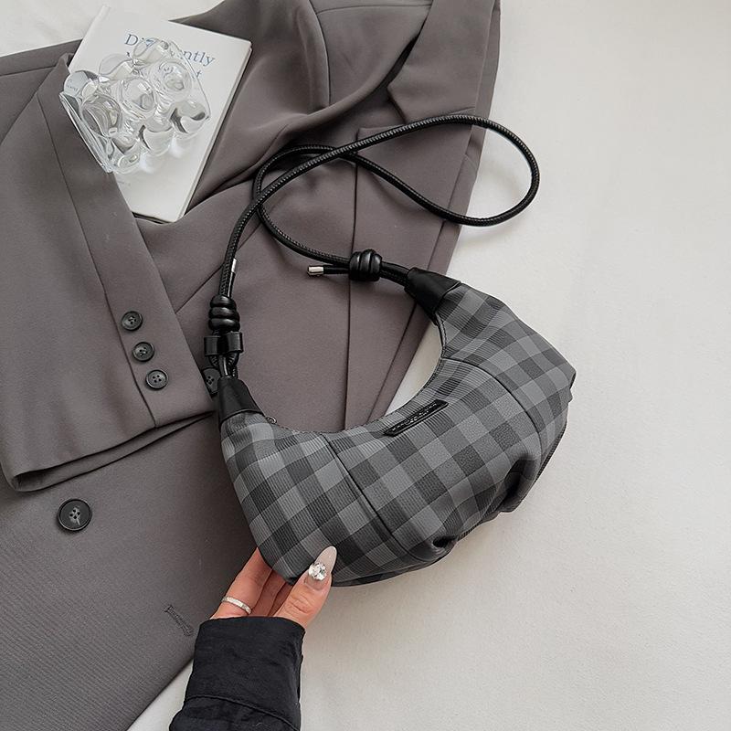 Casual commuter dumpling bag women s 2025 new trendy fashion splicing shoulder bag pleated slack messenger bag
Casual commuter dumpling bag women s 2025 new trendy fashion splicing shoulder bag pleated slack messenger bag