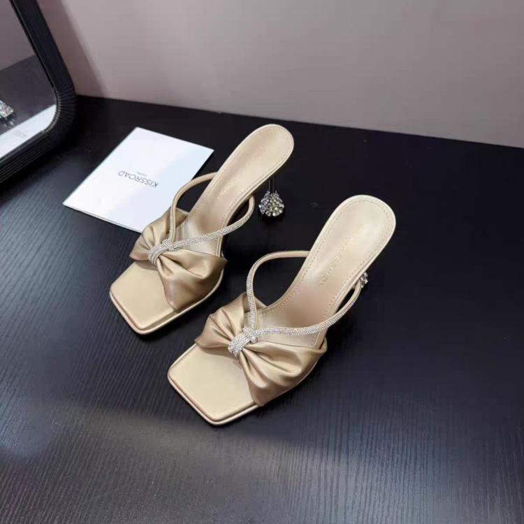 Wearing rhinestone bow open-toed high heels, summer new waterproof table horseshoe heel one-word cool slippers women 40 леопард друку кольору
Wearing rhinestone bow open-toed high heels, summer new waterproof table horseshoe heel one-word cool slippers women 40 леопард друку кольору