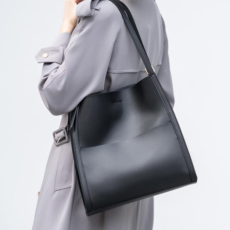 Cowhide Bag, Large Capacity Women s Versatile Commuting Shoulder Bag, New Hot Selling Women s Bag, Niche Design Tote Bag чорний
Cowhide Bag, Large Capacity Women s Versatile Commuting Shoulder Bag, New Hot Selling Women s Bag, Niche Design Tote Bag чорний