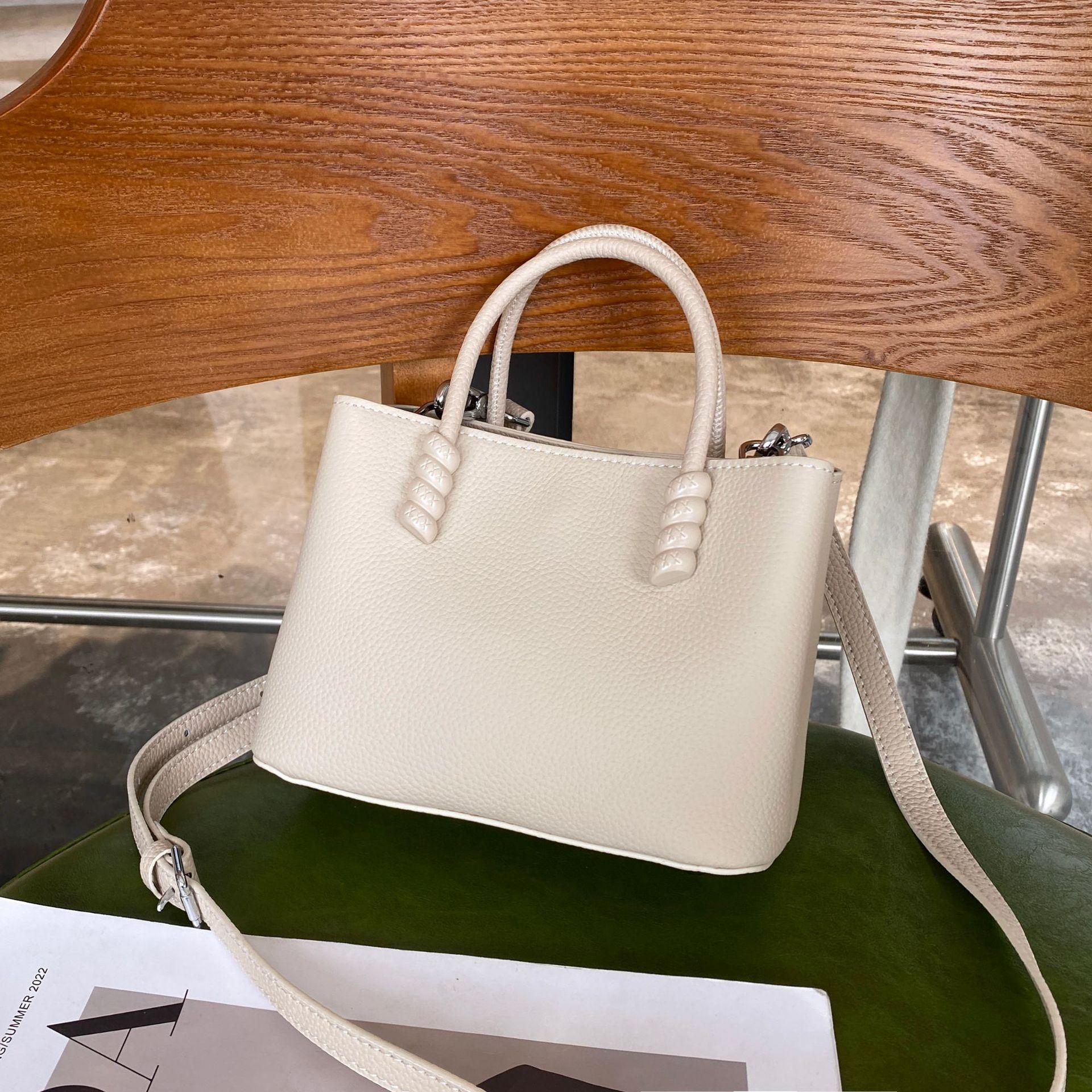 2026 New Top Grain Leather Women s Handbag – Ladies Luxury Small Tote with Detachable Mini Purse, Minimalist Bucket Bag 20 x 9 x 14 cm
2026 New Top Grain Leather Women s Handbag – Ladies Luxury Small Tote with Detachable Mini Purse, Minimalist Bucket Bag 20 x 9 x 14 cm