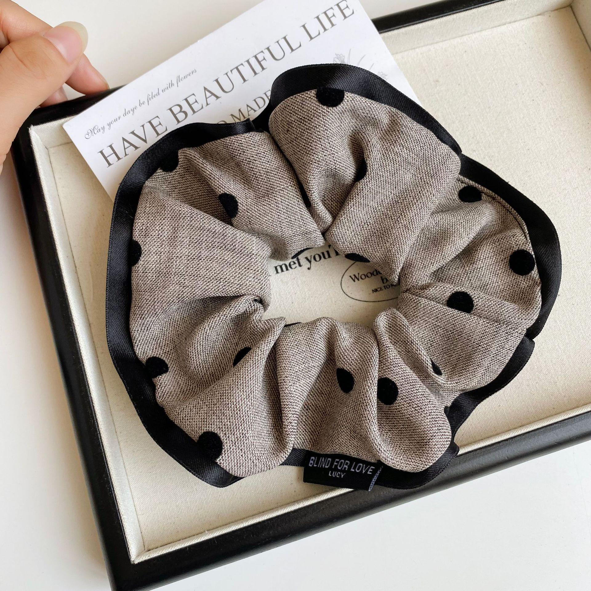 Осінньо-зимове кільце для волосся в горошок: Ретро-пучок високого класу та стрічка для хвоста
Осінньо-зимове кільце для волосся в горошок: Ретро-пучок високого класу та стрічка для хвоста