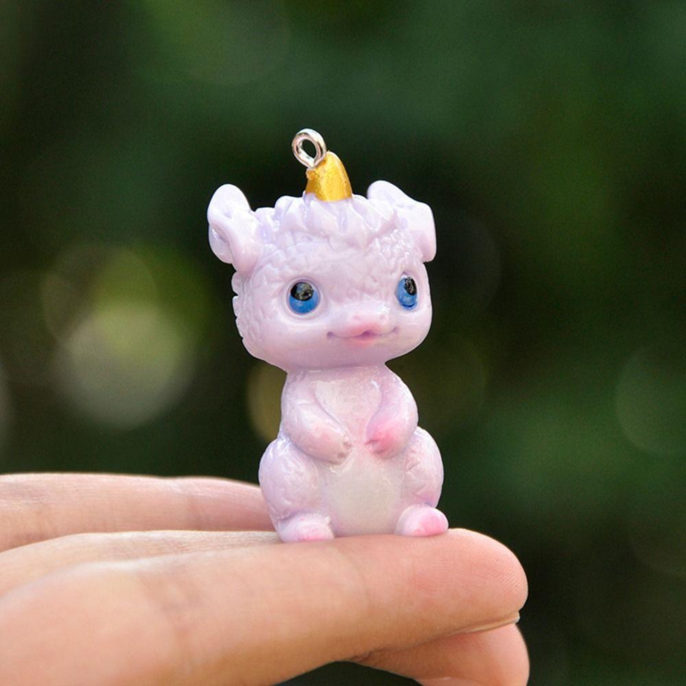 Новый талисман года дракона, детеныш дракона из смолы, милый мультяшный зодиакальный кукла, креативный настольный микро-ландшафтный декор, мини-украшения
Новый талисман года дракона, детеныш дракона из смолы, милый мультяшный зодиакальный кукла, креативный настольный микро-ландшафтный декор, мини-украшения