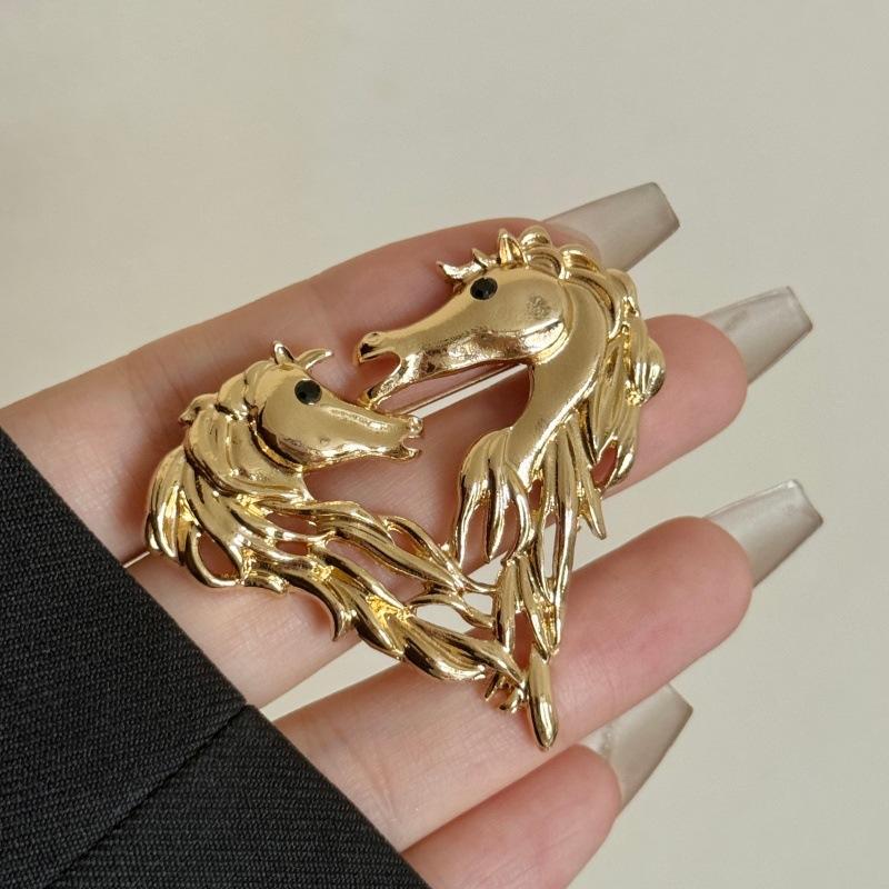 Ретро Металлическая Брошь в Форме Сердца с Двумя Лошадями и Бриллиантами, Универсальные Значки на Лацкан в Виде Животных, Аксессуары для Ювелирных Изделий для Корсажа на Одежду
Ретро Металлическая Брошь в Форме Сердца с Двумя Лошадями и Бриллиантами, Универсальные Значки на Лацкан в Виде Животных, Аксессуары для Ювелирных Изделий для Корсажа на Одежду