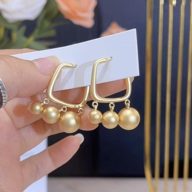 Gold brushed ball pendant earrings, individual cold wind design earrings, niche high-end earrings.
Gold brushed ball pendant earrings, individual cold wind design earrings, niche high-end earrings.