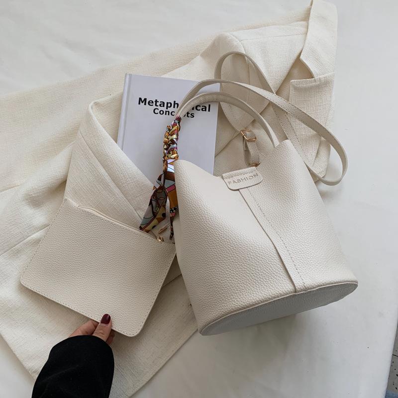 Новая сумка женская 2025 корейская версия модной высококлассной шелковой косынки, портативная сумка-ведро, нишевый дизайн, зарубежный стиль, сумка-мессенджер
Новая сумка женская 2025 корейская версия модной высококлассной шелковой косынки, портативная сумка-ведро, нишевый дизайн, зарубежный стиль, сумка-мессенджер