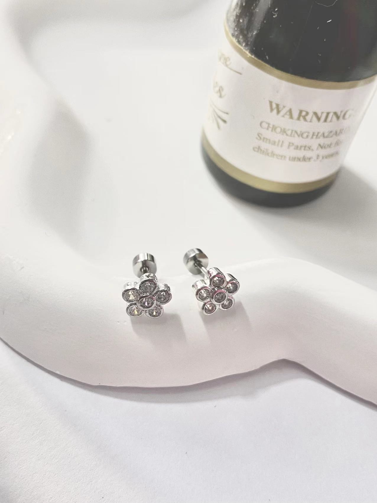 Screw buckle small flower stud earrings femininity earrings versatile five-petaled flower niche design sense new trendy
Screw buckle small flower stud earrings femininity earrings versatile five-petaled flower niche design sense new trendy