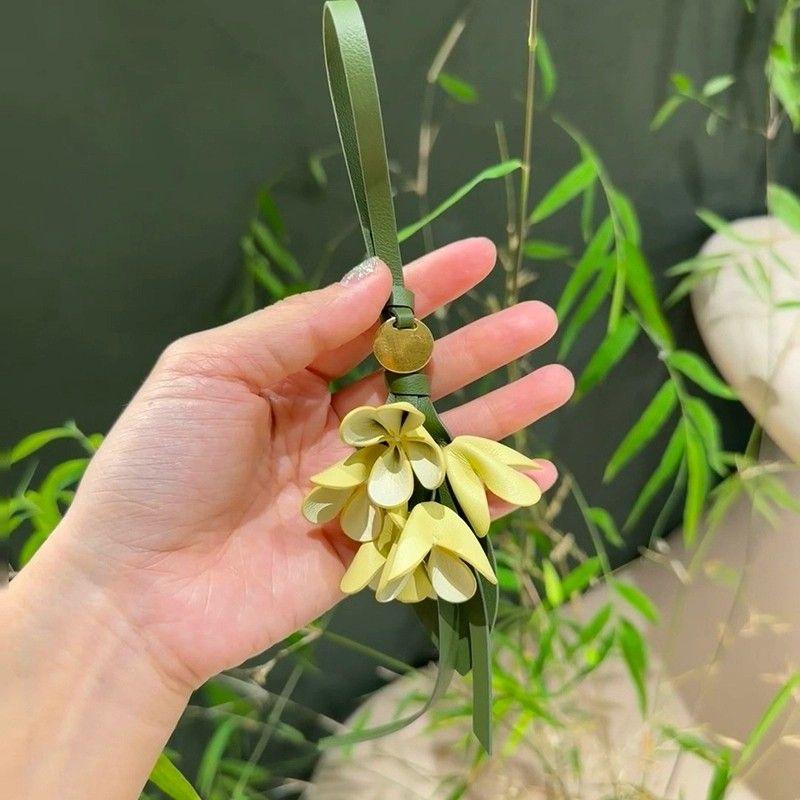 Handmade Floral Gold Embellied Top Layer Genuine Leather Bag Charm Real Leather Accory For Bags Pendants
Handmade Floral Gold Embellied Top Layer Genuine Leather Bag Charm Real Leather Accory For Bags Pendants