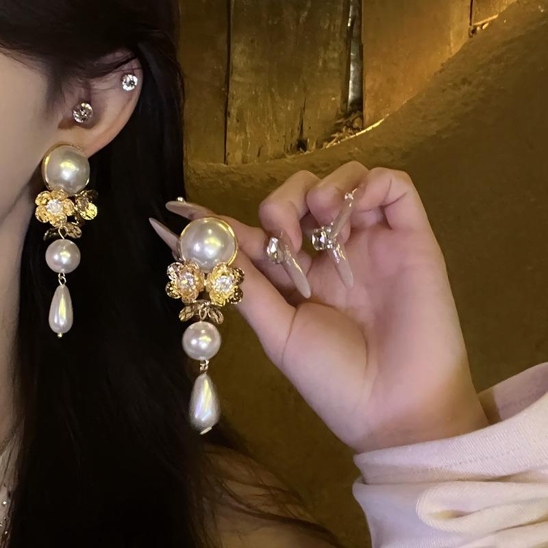Zircon round pearl flower fringed earrings French retro court style stud earrings temperament light luxury earrings women
Zircon round pearl flower fringed earrings French retro court style stud earrings temperament light luxury earrings women