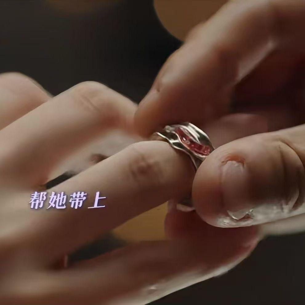 Eternal Night Galaxy Mu Sheng personally put on a marriage proposal ring for Miaomiao, a marriage proposal ring
Eternal Night Galaxy Mu Sheng personally put on a marriage proposal ring for Miaomiao, a marriage proposal ring