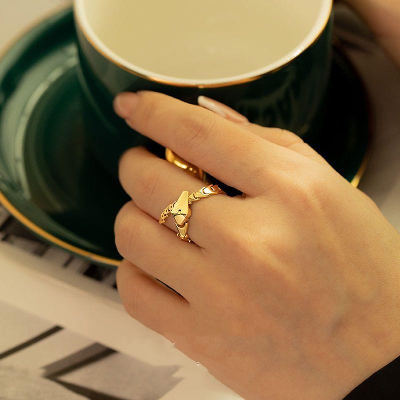 Змеиное кольцо, регулируемое, оригинальный нишевый дизайн, элитный женский стиль, не выцветает
Змеиное кольцо, регулируемое, оригинальный нишевый дизайн, элитный женский стиль, не выцветает