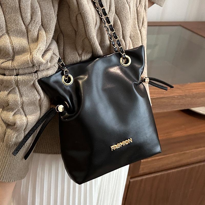 Корейская версия новой цепной сумки большой вместимости, высококлассная сумка-ведро, модная женская сумка, универсальная сумка через плечо, сумка-мессенджер для поездок на работу
Корейская версия новой цепной сумки большой вместимости, высококлассная сумка-ведро, модная женская сумка, универсальная сумка через плечо, сумка-мессенджер для поездок на работу