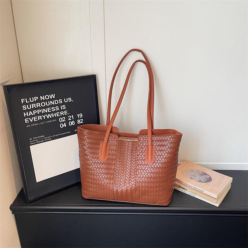 Fashion high-value large-capacity tote bag women s new foreign-style woven pattern shoulder bag commuter handbag коричневый
Fashion high-value large-capacity tote bag women s new foreign-style woven pattern shoulder bag commuter handbag коричневый