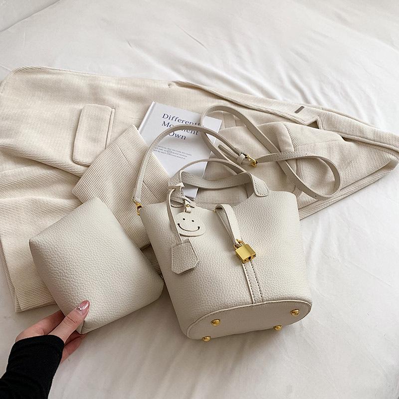 Niche design new women s bag lychee pattern solid color portable mother and child bag simple casual women s bucket bag hand bag
Niche design new women s bag lychee pattern solid color portable mother and child bag simple casual women s bucket bag hand bag