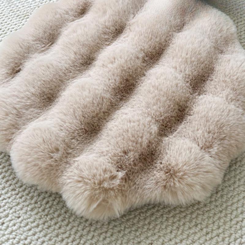 Cozy Faux Rabbit Fur Pet Bed: Round Winter Mat for Cats & Dogs Standard
Cozy Faux Rabbit Fur Pet Bed: Round Winter Mat for Cats & Dogs Standard