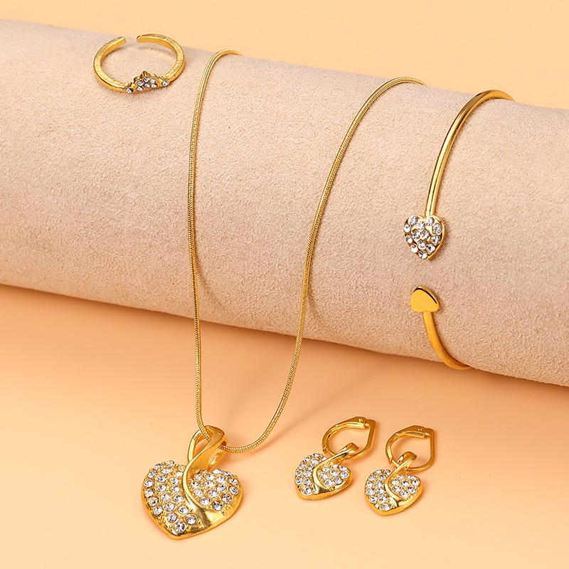 Heart-Shaped Pendant Clavicle Necklace, Earrings, Ring, and Bracelet Bridal Jewelry Set
Heart-Shaped Pendant Clavicle Necklace, Earrings, Ring, and Bracelet Bridal Jewelry Set