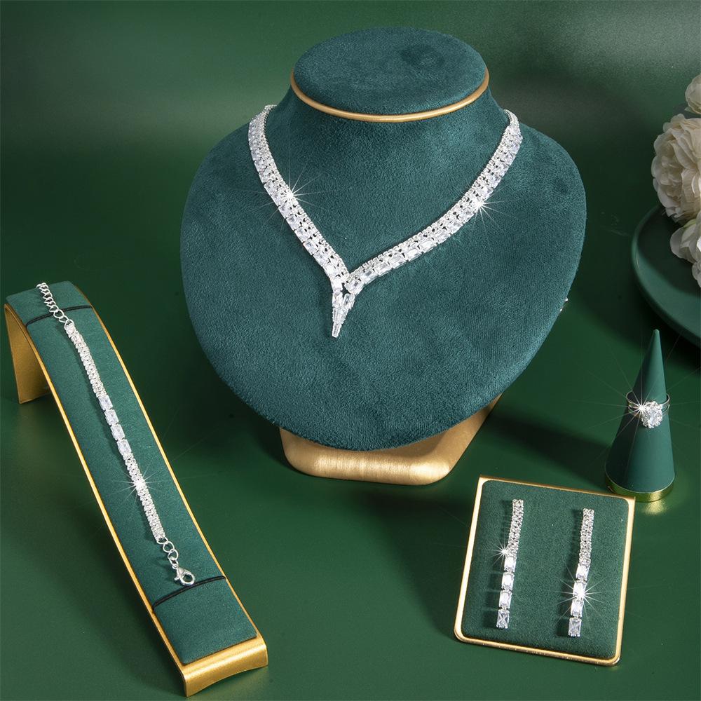 Popular Exquisite Full Diamond Neck Chain Jewelry Necklace Full Diamond Collarbone Dinner Dress Light Luxury Elegant Simple Accessories
Popular Exquisite Full Diamond Neck Chain Jewelry Necklace Full Diamond Collarbone Dinner Dress Light Luxury Elegant Simple Accessories