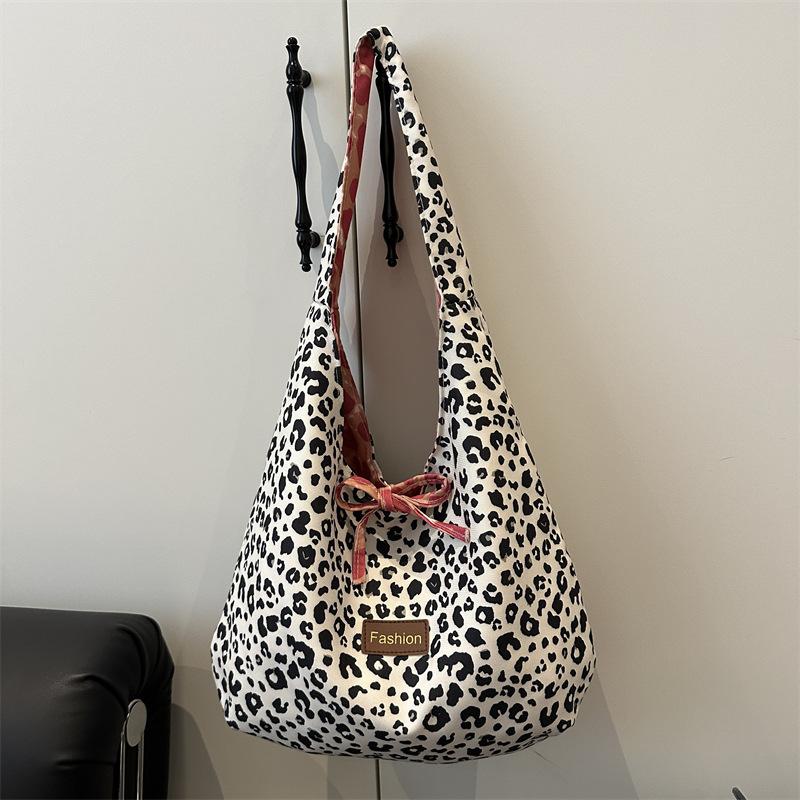 Новая двусторонняя модная сумка-тоут с леопардовым принтом для студентов колледжа, для работы, высококлассная женская повседневная сумка через плечо большой вместимости чёрный
Новая двусторонняя модная сумка-тоут с леопардовым принтом для студентов колледжа, для работы, высококлассная женская повседневная сумка через плечо большой вместимости чёрный