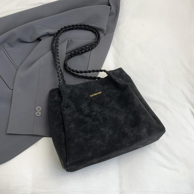 Осень и зима ретро нишевая сумка подмышку женская новая бархатная сумка-тоут из оленьей кожи большая вместительная сумка на плечо
Осень и зима ретро нишевая сумка подмышку женская новая бархатная сумка-тоут из оленьей кожи большая вместительная сумка на плечо