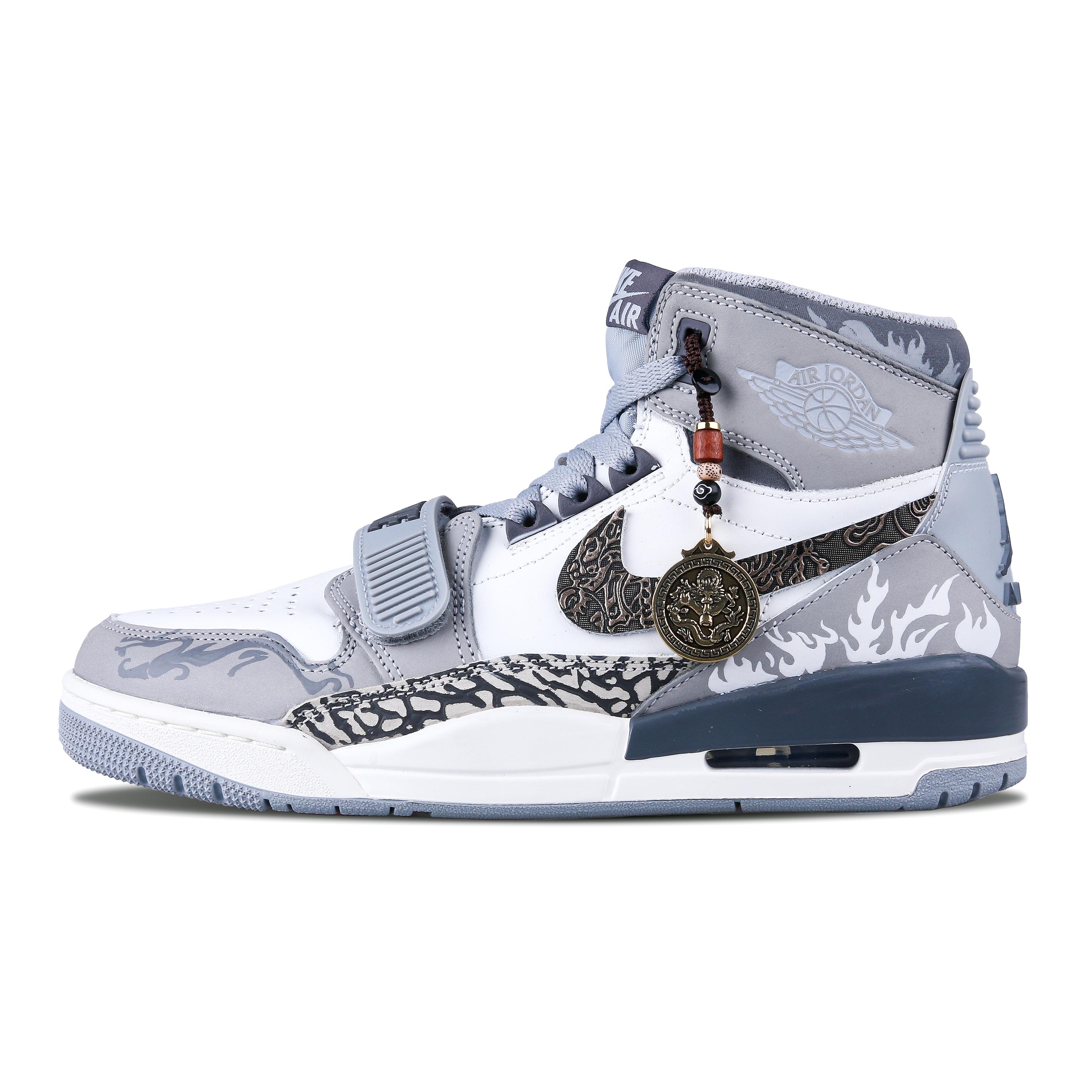 Jordan Legacy 312 High top Vintage Basketball Shoes Men s White Gray AV3922-002(Team152-) 40
Jordan Legacy 312 High top Vintage Basketball Shoes Men s White Gray AV3922-002(Team152-) 40
