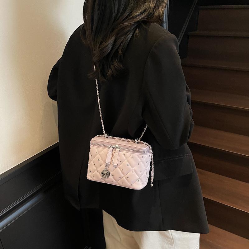 Rhombus chain versatile shoulder box bag women s 2025 summer new high-end messenger bag чорний
Rhombus chain versatile shoulder box bag women s 2025 summer new high-end messenger bag чорний