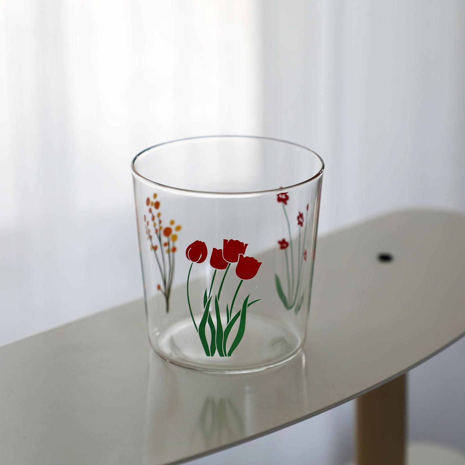 Simple glass cup, Japanese style creative casual cup, high borosilicate glass floral glass cup, milk cup, ins wind cup 101-200ml
Simple glass cup, Japanese style creative casual cup, high borosilicate glass floral glass cup, milk cup, ins wind cup 101-200ml