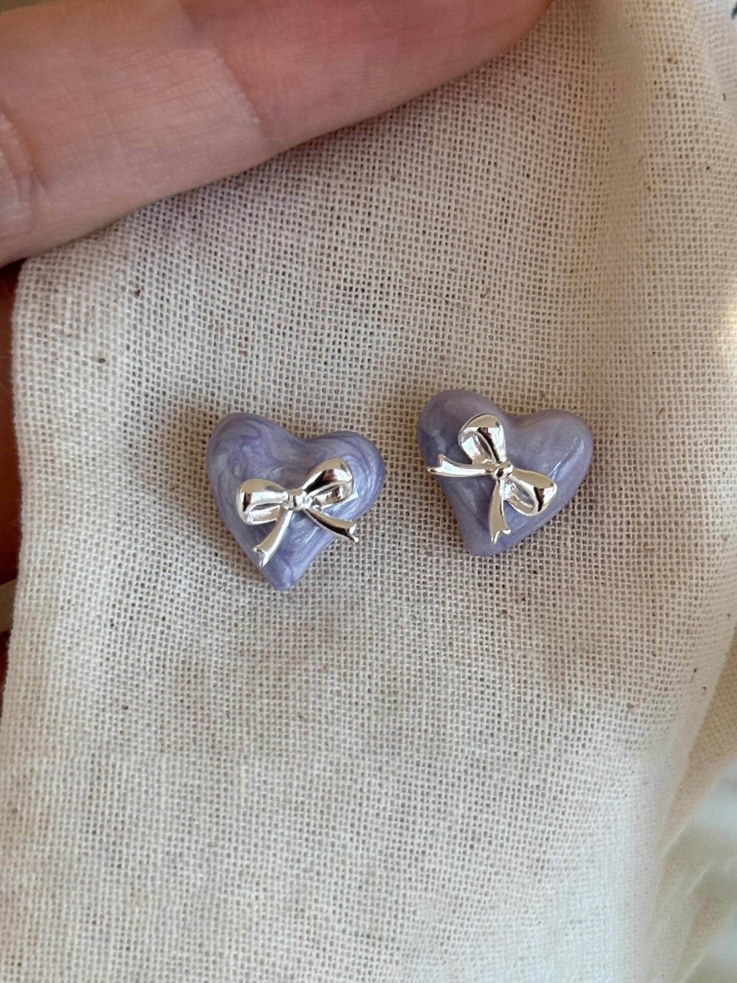 Real gold electroplated silver needle bow love stud earrings retro temperament commuting versatile earrings light luxury earrings
Real gold electroplated silver needle bow love stud earrings retro temperament commuting versatile earrings light luxury earrings